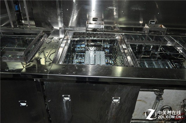 你绝对没想到 钢化玻璃膜是这样炼成的 